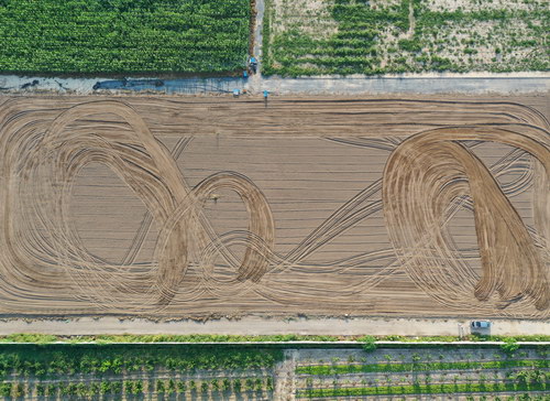 3+石家庄市农林科学研究院-13363883898-无人驾驶卫星平整地.JPG